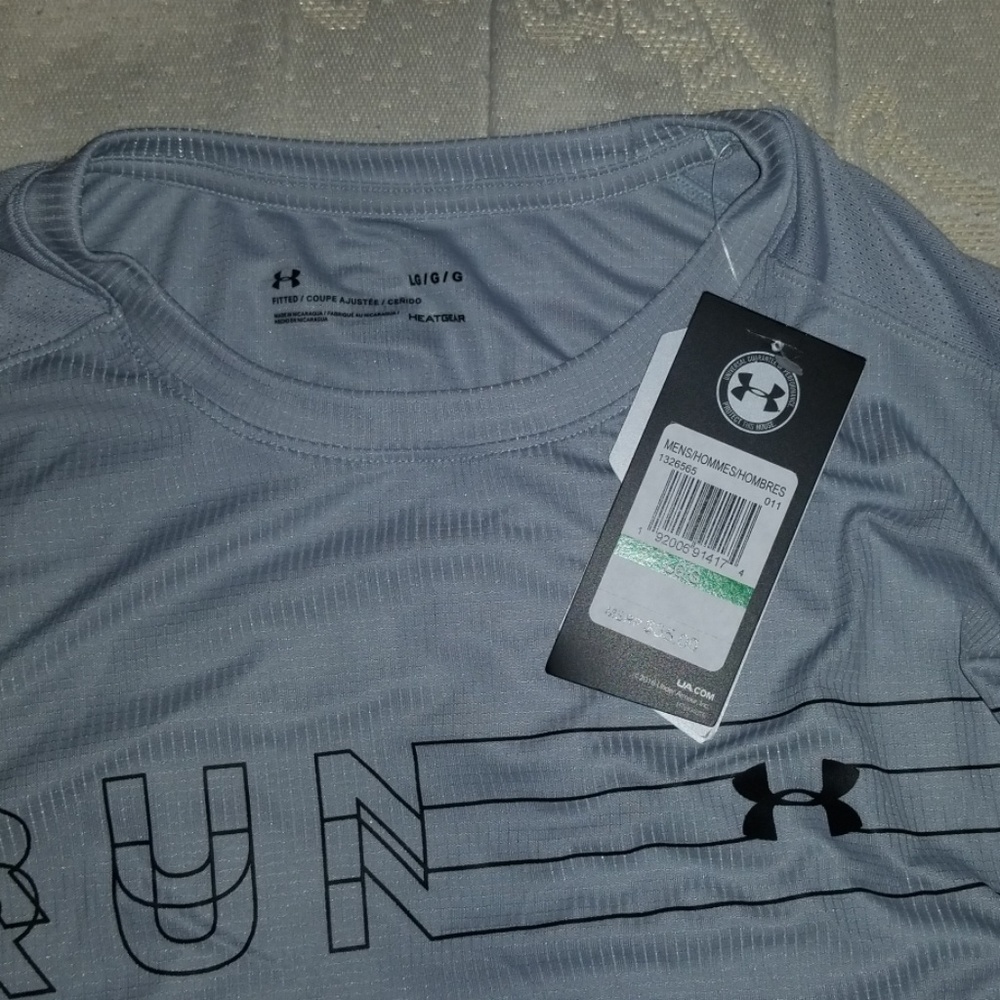 Under armour fitted tshirt. Run logo on front. - Picture 2 of 3